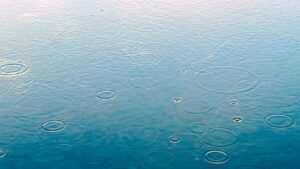 夏フェスでの服装における雨対策はどうすれば良い？